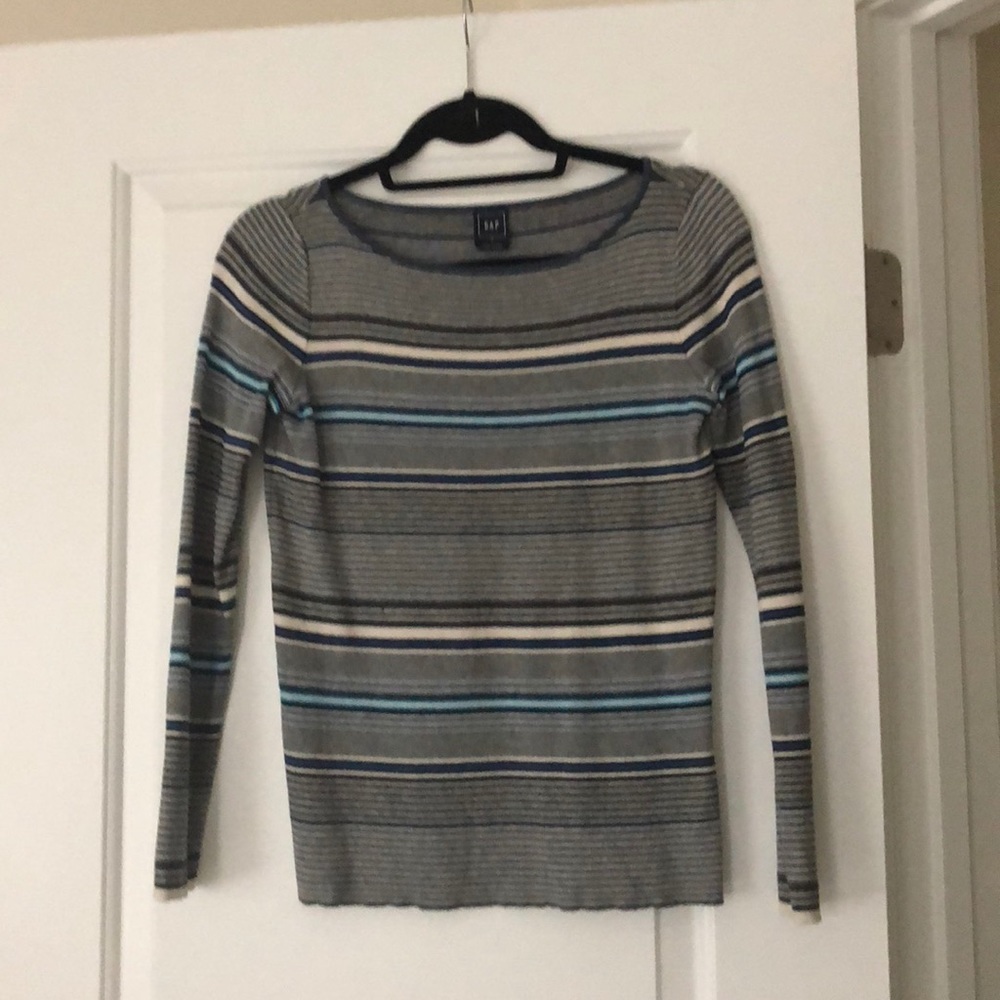 Light gap sweater
